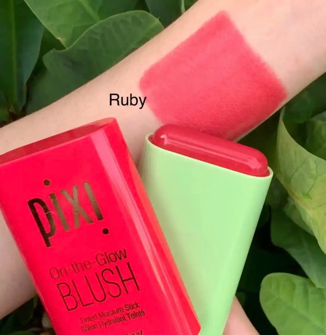 Pixi by Petra on-the-glow blush ref: ruby Parfumerie MAMA