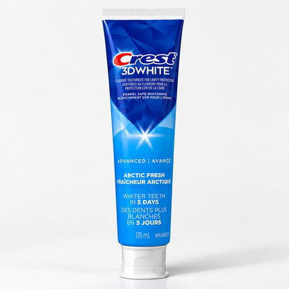 Tube de dentifrice Crest 3D White Advanced Arctic Fresh 135 ml sur fond blanc (vue 2)