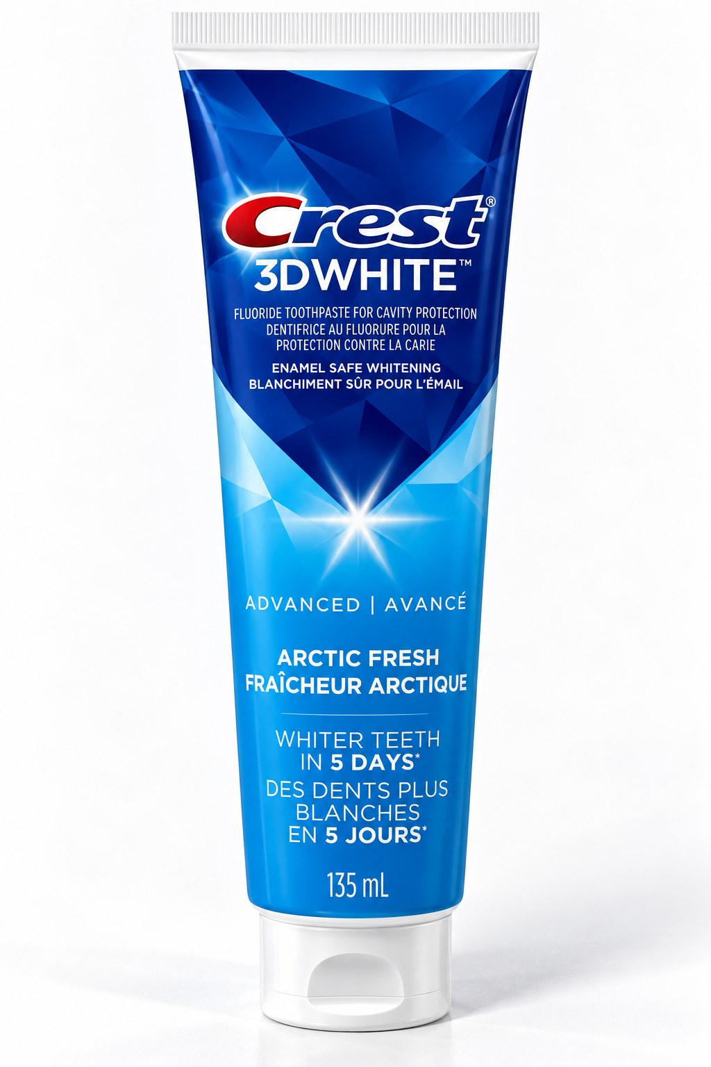 Tube de dentifrice Crest 3D White Advanced Arctic Fresh 135 ml sur fond blanc
