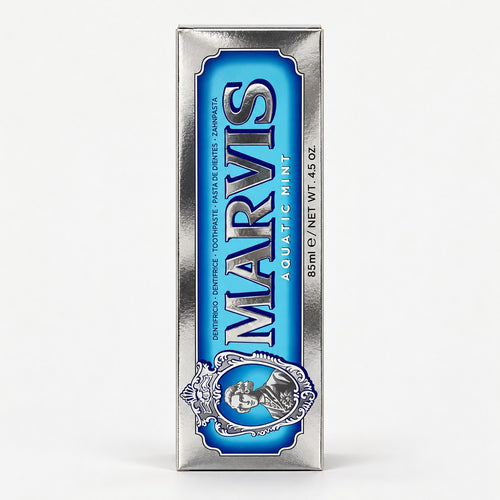 Tube de dentifrice Marvis Aquatic Mint 85 ml sur fond blanc