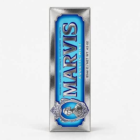 Tube de dentifrice Marvis Aquatic Mint 85 ml sur fond blanc