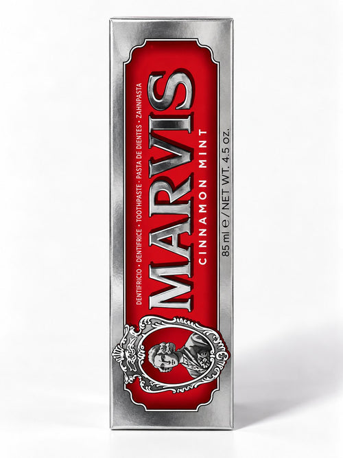 Tube de dentifrice Marvis Cinnamon Mint cannelle menthe 85 ml sur fond blanc