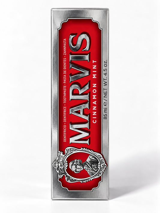 Tube de dentifrice Marvis Cinnamon Mint cannelle menthe 85 ml sur fond blanc